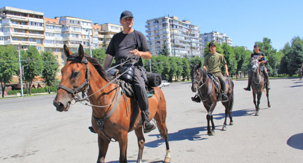 Участники конной экспедиции, посвященной 170-летию Русского географического общества. Нальчик, 21 июля 2015 г. Фото Татьяны Свириденко