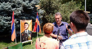 Гагик Саруханян дает интервью журналистам на площади Свободы. Фото Григория Шведова для "Кавказского узла"