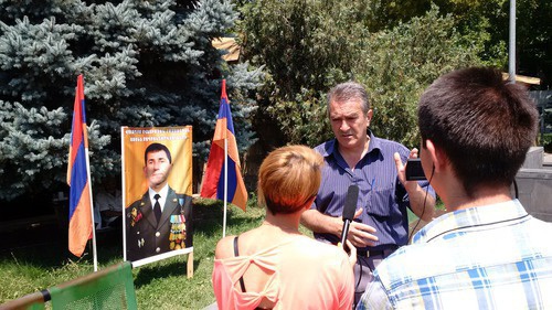 Гагик Саруханян дает интервью журналистам на площади Свободы. Фото Григория Шведова для "Кавказского узла"