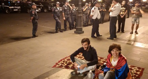 Акция протеста в 1.00 28 июля - цепочка полицейских отделяет немногочисленных активистов от центра площади. Ереван. Фото Григория Шведова для "Кавказского узла"