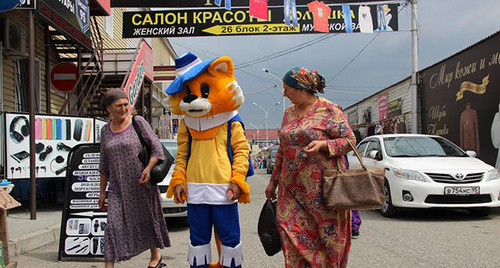 У входа в салон красоты на рынке Беркат в Грознoм. Фото Ахмеда Альдебирова для "Кавказского узла"