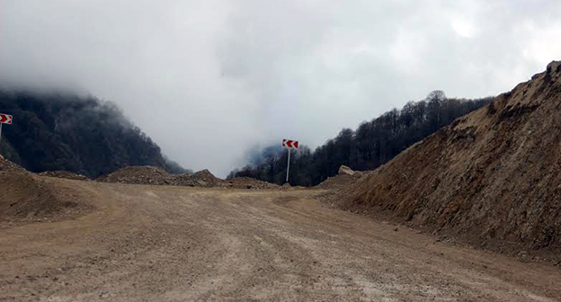 Дорога в Веденском районе Чечни. Фото Ахмеда Альдебирова для "Кавказского узла"