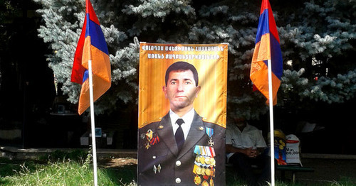 На плакате портрет Володи Аветисяна. Фото Армине Мартиросян для "Кавказского узла"