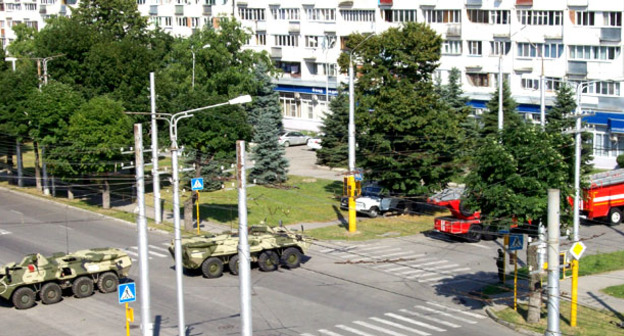 Военная техника возле дома, где проходила спецоперация. Нальчик, 23 июля 2015 г. Фото Людмилы Маратовой для "Кавказского узла"