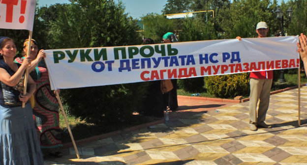 Участники мероприятия в защиту главы Кизлярского района Дагестана Андрея Виноградова и начальника республиканского отделения Пенсионного фонда России Сагида Муртазалиева. Село Аверьяновка Кизлярского района Дагестана, 29 июля 2015 г. Фото Патимат Махмудовой для "Кавказского узла"