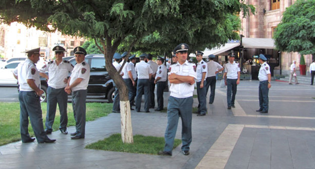 Сотрудники полиции на площади Свободы. Ереван, 30 июля 2015 г. Фото Армине Мартиросян для "Кавказского узла"