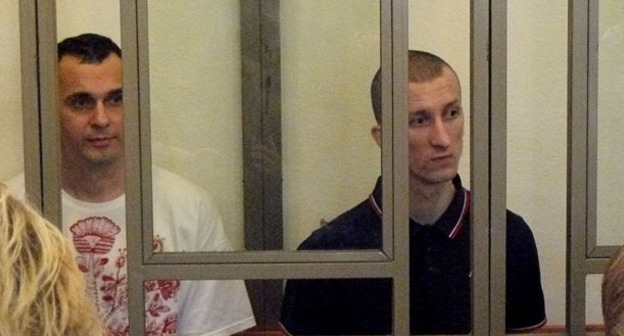 Олег Сенцов (слева) в зале суда. Ростов-на-Дону, июль 2015 г. Фото Константин Волгин для "Кавказского узла"