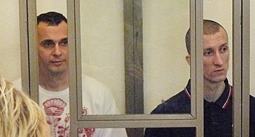 Олег Сенцов (слева) и Александра Кольченко (справа) в зале суда. Фото Константина Волгина для "Кавказского узла"