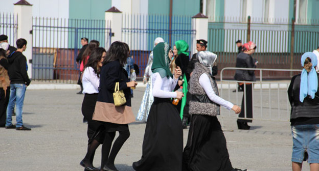 Девушки на улицах Грозного. Фото Магомеда Магомедова для "Кавказского узла"