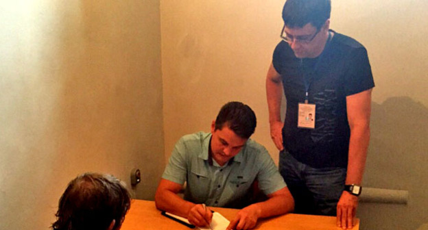 Опрос членами ОНК Ростовской области сокамерника умершего задержанного. Спецприемник Новочеркасска Ростовской области, 31 июля 2015 г. Фото Юрия Блохина