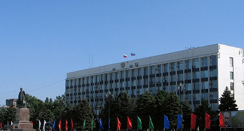 Площаь перед зданием администрации в махчкале. Фото: http://www.mi-dag.ru/news/189/chelovek_i_ego_delo/2010/06/24/5643/7