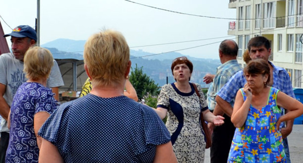 Сход жителей частных домов в селе Барановка. Сочи, 1 августа 2015 г. Фото Светланы Кравченко для "Кавказского узла"
