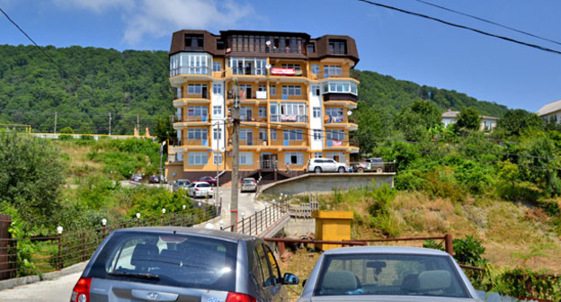 Многоквартирный жилой дом в селе Барановка. Сочи, 1 августа 2015 г. Фото Светланы Кравченко для "Кавказского узла"