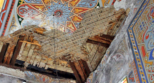 Место в суннитской мечети, где произошло обрушение потолка 11 июня. Владикавказ. Фото Эммы Марзоевой для "Кавказского узла" 