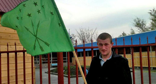 Молодой человек держит в руках черкесский флаг. Фото Аси Копаевой для "Кавказского узла"