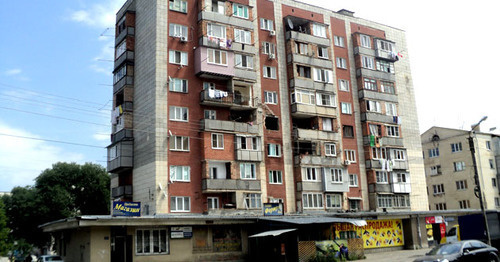 Многоэтажный дом на улице Мусова, 33 в Нальчике, где проходила спецоперация. 6 июля 2015 г. Фото Людмилы Маратовой для "Кавказского узла"