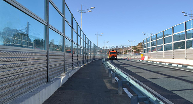 Трасса М-27, которая проходит в районе дома № 5 по улице Акаций. Фото Светланы Коравченко для "Кавказского узла"