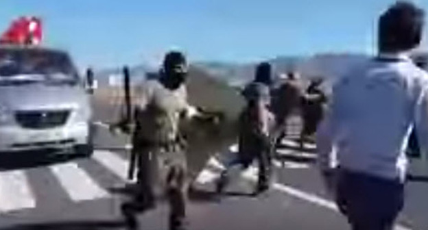 Разгон жителей Коркмаскалы, перекрывшие трассу в Дагестане. 10 августа 2015 г. Кадр из видео пользователя Видео Дагестана http://www.youtube.com/watch?v=2sbsXSLH4Ik