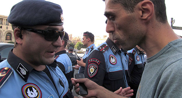 Диалог сотрудника полиции и участнка протестных акций в Ереване. Фото Армине Мартироясн для "Кавказского узла"