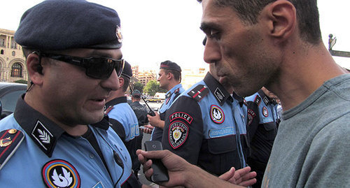 Диалог сотрудника полиции и участнка протестных акций в Ереване. Фото Армине Мартироясн для "Кавказского узла"