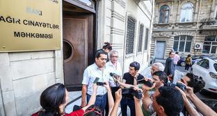 Адвокаты  Эльчин Гамбаров и Афган Маммадов после заседания суда. Фото Азиза Каримова для "Кавказского узла"