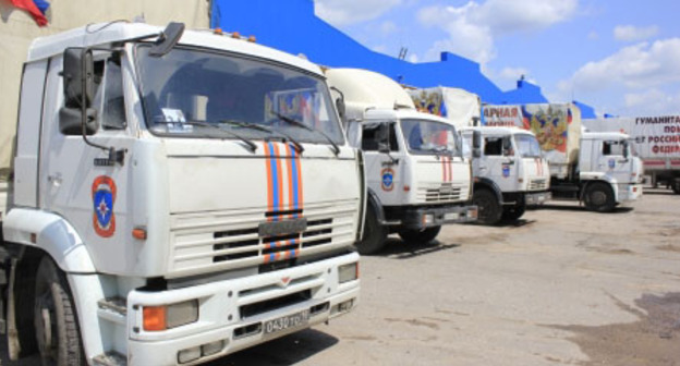 Колонна грузовиков с гуманитарным грузом. Фото http://www.mchs.gov.ru/dop/info/smi/news/item/4498353/