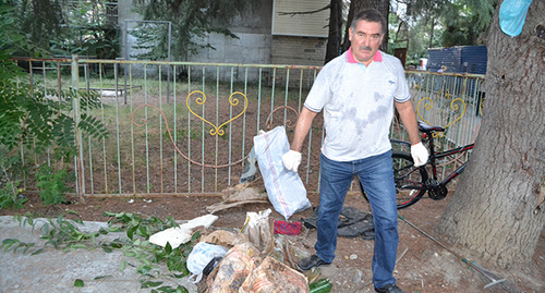 Жители окрестных домов вынуждены сами убирать строительный мусор после строительства высотки в Сочи, 15 августа 2015 год. Фото Светланы Кравченко для "Кавказского узла"
