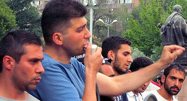 Выступление активиста Давида Санасаряна на акции протеста. Ереван, июль 2015 г. Фото Армине Мартиросян для "Кавказского узла"