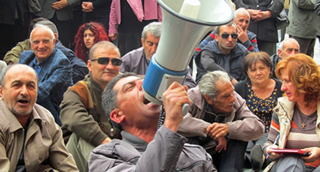 Участники сидячей забастовки сотрудников завода "Наирит". Ереван, 14 мая 2015 г. Фото Тиграна Петросяна для "Кавказского узла"