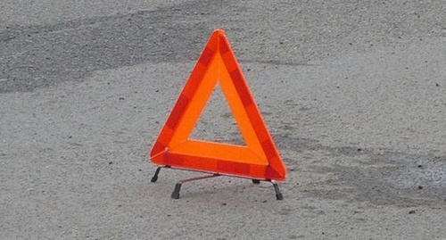 Аварийный знак на дороге. Фото: http://news.meta.ua/metka:володарско/pictures/