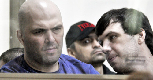 За бронированным стеклом на скамье подсудимых братья Ахмедовы, Абдулмажид (слева) и Шамсутдин. На заднем плане подсудимый Мурад Алиев. Фото Олега Пчелова для "Кавказского узла"