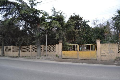 Забор вокруг территории бывших очистных сооружений в Сочи. Фото Светланы Кравченко для "Кавказского узла"