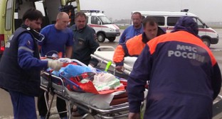 Сотрудники МЧС отправляют в больницу пострадавшего при взрыве в Доргели. Фото: Mchs.gov.ru
