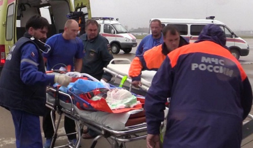 Сотрудники МЧС отправляют в больницу пострадавшего при взрыве в Доргели. Фото: Mchs.gov.ru