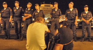 Участники сидячего пикета на площади Республики в Ереване и группа полицейских. Ереван, 29 июня 2015 г. Фото Армине Мартиросян для "Кавказского узла"