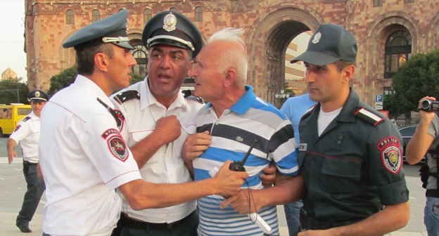 Пенсионер Акоп Назарян в окружении полицейских в ходе акции протеста. Ереван, 21 августа. Фото Тиграна Петросяна для "Кавказского узла".