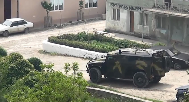Спецтехника силовиков на улице Махачкалы. Фото: http://nac.gov.ru/nakmessage/2015/05/09/nak-aktivnaya-faza-spetsoperatsii-v-makhachkale-zavershena-otkazavshiesya-sl-0.html