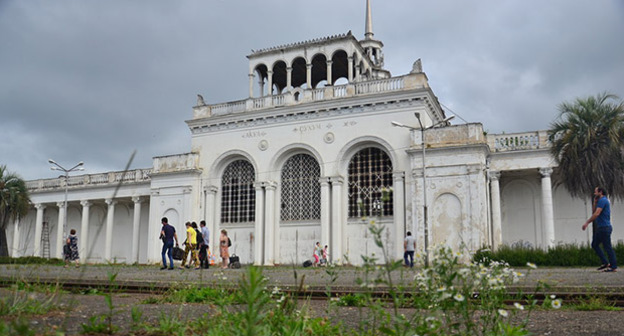 Здание железнодорожного вокзала в Сухуми. Фото: Александр Валов, http://blogsochi.ru/content/plokhaya-abkhaziya