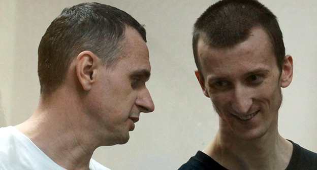 Олег Сенцов (слева) и Александр Кольченко в зале суда. Фото: Антона Наумлюка, http://www.svoboda.org/media/photogallery/27209166.html