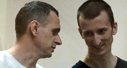 Олег Сенцов (слева) и Александр Кольченко в зале суда. Фото: Антона Наумлюка, http://www.svoboda.org/media/photogallery/27209166.html