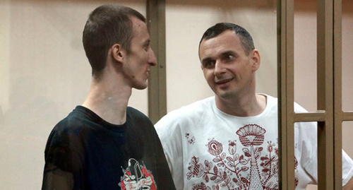 Олег Сенцов (справа) и Александр Кольченко в зале суда. Фото: Антона Наумлюка, http://www.svoboda.org/media/photogallery/27209166.html
