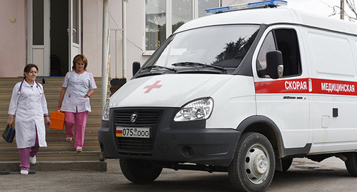 Медицинские работники возле автомобиля скорой помощи. Фото: © Sputnik/ Ада Багиан, http://sputnik-ossetia.ru/South_Ossetia/20150824/498891.html