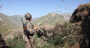 На линии соприкосновения. Фото: 
http://azerbaijan-irs.com/19399/storony-konflikta-v-nagornom-karabaxe-obvinili-drug-druga-v-narushenii-peremiriya/