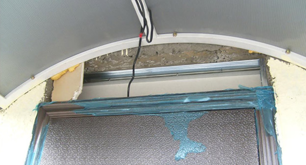 Входная дверь в новый дом. Фото Людмилы Маратовой для "Кавказского узла"