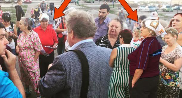 Коллаж встречи депутата Госдумы от КПРФ Сергея Обухова с жителями Краснодара. Фото:"Кавказский узел" может сообщить название по запросу