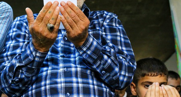 Совершение намаза. Фото Азиза Каримова для "Кавказского узла"