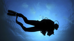 Дайвер под водой. Фото: http://vitaportal.ru/vse-bolezni/kessonnaya-bolezn-prichiny-simptomy-lechenie.html