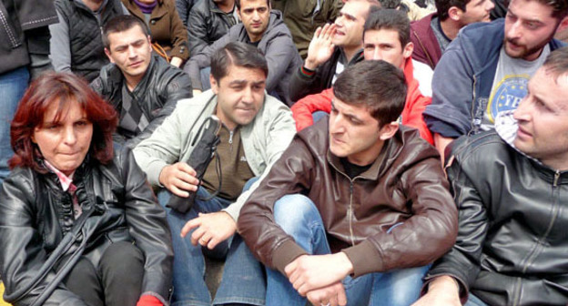 Участники акции протеста против пенсионной реформы. Ереван, апрель 2014 г. Фото Армине Мартиросян для "Кавказского узла"