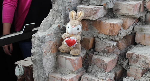 Детская игрушка в разрушенной школе №1 в Беслане. 1 сентября 2015 г. Фото Эммы Марзоевой для "Кавказского узла"
