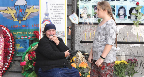 Женщина у стены памяти в Беслане. 1 сентября 2015 г. Фото Эммы Марзоевой для "Кавказского узла"